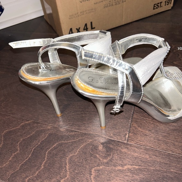 Silver Heels - Picture 4 of 4